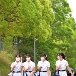 夏服のワンピースに身を包んで通学路を歩く生徒たち＝１６日朝、神戸市灘区王子町（撮影・秋山亮太）
