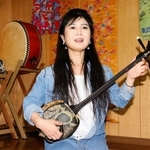 三線は沖縄の伝統楽器。川端みゆきさんは習い始めて十数年になる＝尼崎市戸ノ内町６、料理店「より道」（撮影・浮田志保）