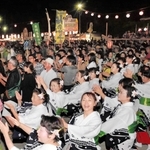 「デカンショ祭」の総踊りで、威勢良く踊る市民ら＝２０１９年８月１６日夜、篠山城三の丸広場