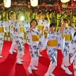 木製やぐらを囲み、楽しげに踊る参加者たち＝２０１８年８月１５日、篠山城跡三の丸広場