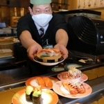 多彩なアレンジで提供される回転ずしのサーモン＝姫路市豆腐町、回転寿司力丸ＪＲ姫路駅店