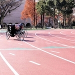陸上トラックが整備されている「しあわせの村」。車いす陸上の選手たちが練習で使う＝神戸市北区しあわせの村