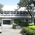兵庫県の若者らが呼び掛けた寄付で建てられた沖縄・兵庫友愛スポーツセンター。２００７年に閉鎖され、その後解体された＝那覇市奥武山町（沖縄県提供）