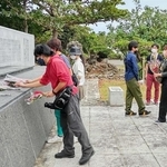 兵庫・沖縄友愛キャンプで、兵庫県出身の戦没者を慰霊する「のじぎくの塔」を訪れた参加者＝２０２１年１１月、沖縄県糸満市（兵庫県青少年本部提供）