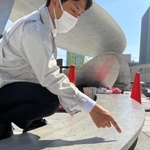 角が削れたベンチ＝神戸市中央区加納町