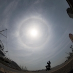 太陽の周りに現れた日暈＝１９日午前、神戸市中央区東川崎町１（撮影・小林良多）