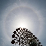 太陽の周りに現れた日暈＝１９日午前、神戸市中央区東川崎町１（撮影・小林良多）