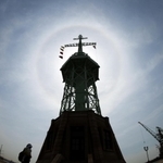 太陽の周りに現れた日暈＝１９日午前、神戸市中央区東川崎町１（撮影・小林良多）