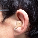 個人の耳の形に合わせた耳穴型補聴器