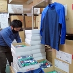 注文が相次いでいるスクール水着。学校ごとに形やデザインが異なるという＝神戸市須磨区弥栄台３