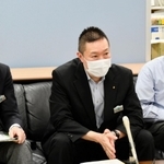 兵庫県の防災アプリの改修に北朝鮮籍のＩＴ技術者が携わり、報酬が支払われていた問題について、経緯を説明する県の担当者＝１９日午後、兵庫県庁