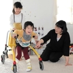 新基準が適用されず、補償制度の対象外となった女性（右）と長男（左手前）＝兵庫県内