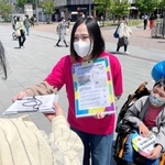 駅利用者らに署名を呼び掛ける親子＝ＪＲ姫路駅前