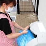 加古川市では市立認定こども園、保育園で使用済み紙おむつの持ち帰りをやめた。業者の収集まで保管箱で管理している＝加古川市内