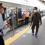刃物を持った不審者に対応する訓練に臨むＪＲ西日本の職員＝神戸市兵庫区駅南通５、ＪＲ兵庫駅