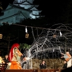 世界文化遺産・国宝姫路城を背景に演じられた薪能＝２０日夜、姫路城三の丸広場（撮影・大山伸一郎）