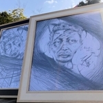 鉛筆画「人間やめますか」。普段は色鮮やかでポップな水彩画を描くことが多いが、自身の心の奥行きを表現したという
