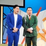 ネタを披露するミルクボーイの内海崇さん（右）と駒場孝さん＝２０２０年１２月、大阪・よしもと漫才劇場