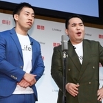 漫才を披露するミルクボーイの内海崇さん（右）と駒場孝さん＝２０２１年２月、東京ミッドタウンホール
