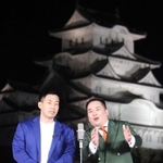 姫路城をバックに漫才を披露するミルクボーイの内海崇さん（右）と駒場孝さん＝２０２１年３月、姫路市本町