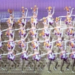 ショーでは息の合った踊りを披露した＝宝塚大劇場（撮影・鈴木雅之）