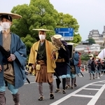 再現された姫路藩の大名行列＝２１日午後、姫路市本町
