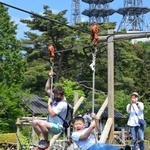 青空の下、水上アスレチックを楽しむ子どもら＝２２日午後、神戸市灘区六甲山町、グリーニア