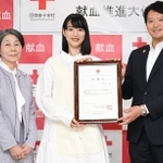 兵庫県の斎藤元彦知事（右）から献血推進大使の委嘱状を交付されたのんさん（中央）、県赤十字血液センターの錦織千佳子所長＝兵庫県庁（撮影・坂井萌香）