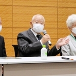 バイデン米大統領との面会について語る有本明弘さん（中央）ら＝２３日午後、東京都内
