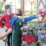 ホームセンターで働き始めたナタリア・カプスティンさん（右）＝神戸市長田区南駒栄町、アグロガーデン神戸駒ケ林店