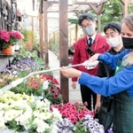 ホームセンターで働き始めたナタリア・カプスティンさん（右）＝神戸市長田区南駒栄町、アグロガーデン神戸駒ケ林店