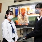 啓発ＤＶＤの映像を囲み、撮影を振り返る放送部員ら＝兵庫県稲美町中一色