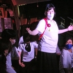 ミュージカルの公演前披露で竹紫さんの経験を演じる劇団ＷＡＯ！のメンバー＝大阪市内