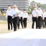 砂浜陥没事故現場で献花に臨む泉房穂明石市長ら＝明石市大蔵海岸通１