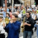 軽快な音色を響かせ街を歩くジャズミュージシャンら＝２０１９年１０月、神戸市中央区中山手通