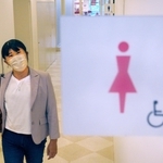 女子トイレの案内板。トランスジェンダーの彩乃さんは最近、多目的トイレを使うようにしている＝神戸市内