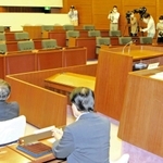 百条委員会に臨む泉房穂市長（左奥）＝２７日午前、明石市議会
