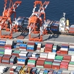 コンテナを積み込む大型船。脱炭素に向けて、陸上輸送から海上輸送へのシフトが始まっている＝神戸市中央区、ポートアイランド２期