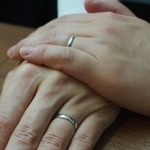 パートナーシップを宣誓して薬指に指輪をはめるゲイの２人。国は同性婚を認めていない＝神戸市内
