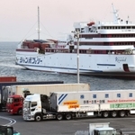 高松から神戸港に入港するジャンボフェリー。船上にはコンテナを積む。埠頭には積み込みを待つコンテナが並ぶ＝２７日午後、神戸市中央区新港町の神戸三宮フェリーターミナル（撮影・三津山朋彦）