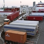 神戸港に入港したジャンボフェリーから突堤に下ろされるコンテナ。脱炭素に向けて海上輸送へのシフトが始まっている＝２７日午後、神戸市中央区新港町の神戸三宮フェリーターミナル（撮影・三津山朋彦）