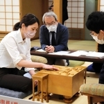 対局を振り返る里見香奈女流四冠＝２７日夜、大阪市福島区、関西将棋会館（撮影・小林伸哉）