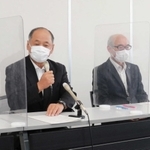 課税事務などのミスについて説明する岩根正市長（左）＝加東市役所