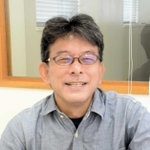 移住先の沖縄で、防災活動に取り組む稲垣暁さん＝那覇市銘苅２、なは市民協働プラザ