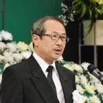 遺族を代表してあいさつする、長男の河合透さん＝２８日午後、丹波篠山市立田園交響ホール