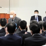 拉致被害者家族の紹介で、参加者に頭を下げる有本明弘さん＝２９日午後、東京都千代田区