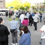 参議院選挙が始まるのを前に、西宮市で演説した立憲民主党の泉健太代表の回りに集まる聴衆＝２９日午後、西宮市高松町、西宮ガーデンズ前