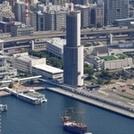 大阪・関西万博に向けた社会実験のため、神戸港に入港する観光船「サンタマリア」（中央）＝２９日