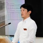 兵庫県の新型コロナウイルス対策に関する会議後の会見で、飲食店での人数・時間の制限解除を発表する斎藤元彦知事＝３０日午後、兵庫県庁