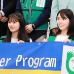 出発式に臨んだ上田琳さん（左）と内田薫さん＝東京都港区赤坂１、日本財団ビル